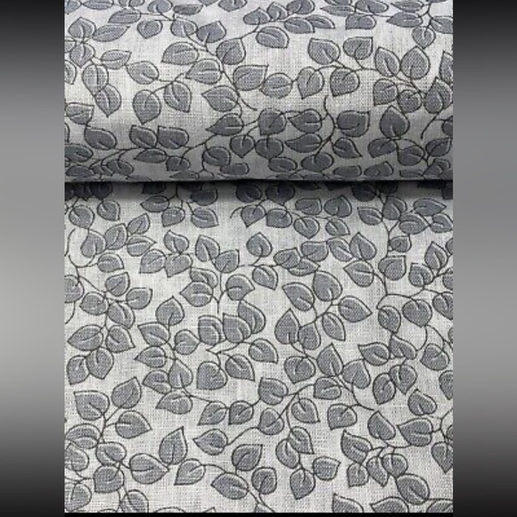 Matouk Margot Oblong Italian 
Floral‎ Printed Linen Tablecloth 70" x 90"
Silver - Picture 5 of 7